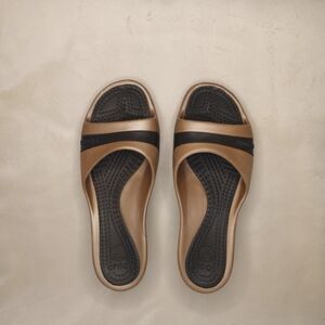 Crocs Sassari Chocolate And Gold Comfy Classic Two Tone Feminine Wedge Slip On 9